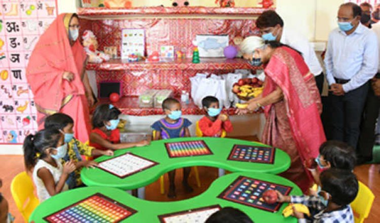 आनंदीबेन ने वाराणसी के आंगनबाड़ी केंद्रों का किया दौरा बच्चों को दिए खिलौने   