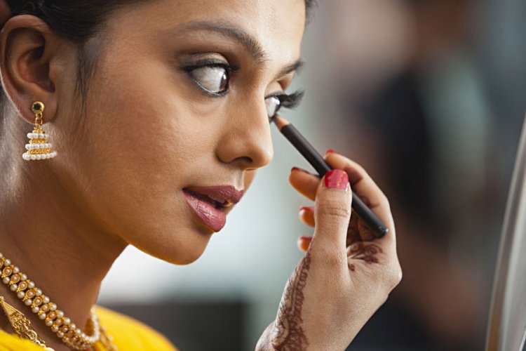 Beauty Tips: आंखों का Makeup करते समय रखें इन बातों का खास  ख्याल