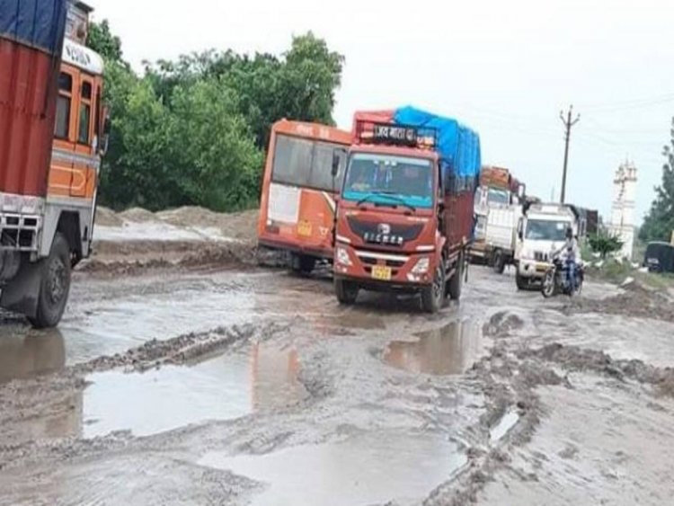 पूर्वी उत्तर प्रदेश में बाढ़ के कारण गोरखपुर-वाराणसी राजमार्ग पर बंद