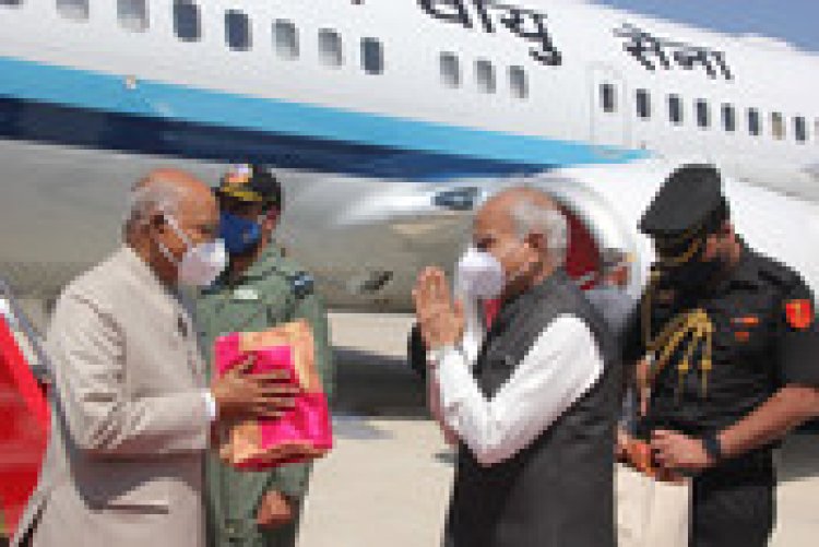 राष्ट्रपति शिमला पहुंचे, राज्यपाल और मुख्यमंत्री ने किया स्वागत