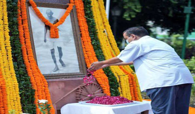 महात्मा गांधी जी पूरे वैश्विक समाज को सत्य, अहिंसा और नेकी की राह दिखाते हैं : केजरीवाल