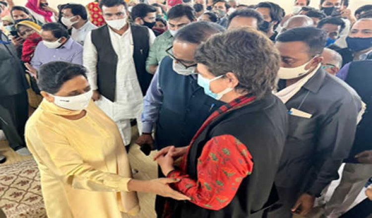 प्रियंका बसपा प्रमुख मायावती से मिलने उनके घर पर पहुंची, उनकी माता के निधन पर शोक व्यक्त किया