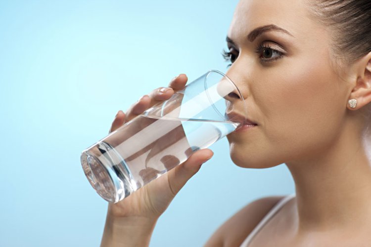 भोजन के तुरंत बाद पानी पीना हानिकारक, हो सकती हैं ये 6 समस्याएं