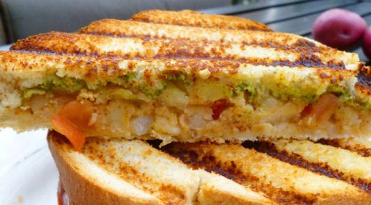 ब्रेकफ़ास्ट में ऐसे बनाए मसाला सैंडविच , बार-बार होगी डिमांड