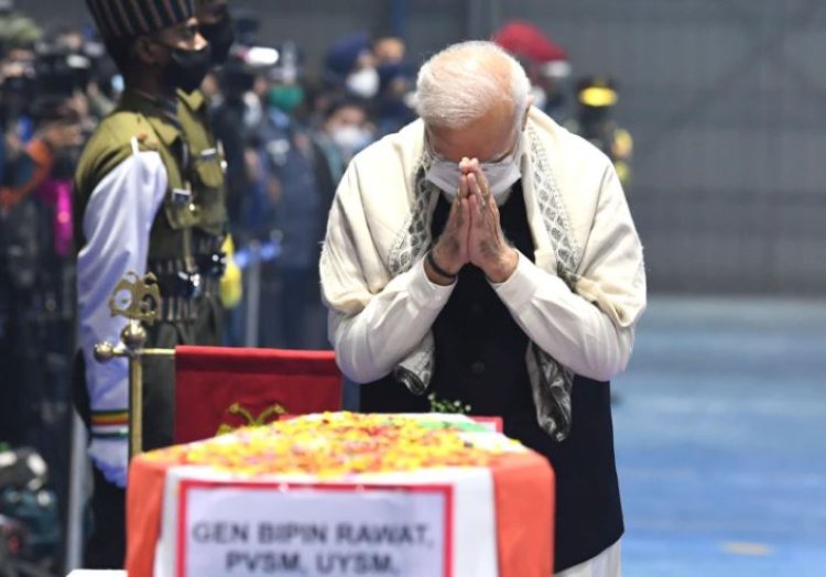 प्रधानमंत्री नरेंद्र मोदी जनरल रावत समेत सभी शहीदों को दी श्रद्धांजलि, परिजनों से मुलाकात कर ढांढस बंधाया