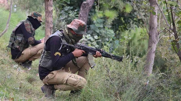 जम्मू-कश्मीर के शोपियां में आतंकियों और सुरक्षा बलों के बीच मुठभेड़ शुरू