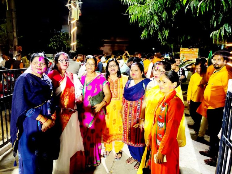 महिला मोर्चा की सभी महिलाओं ने बीजेपी के कार्यालय पर भाजपा के प्रचण्ड जीत का मनाया जश्न