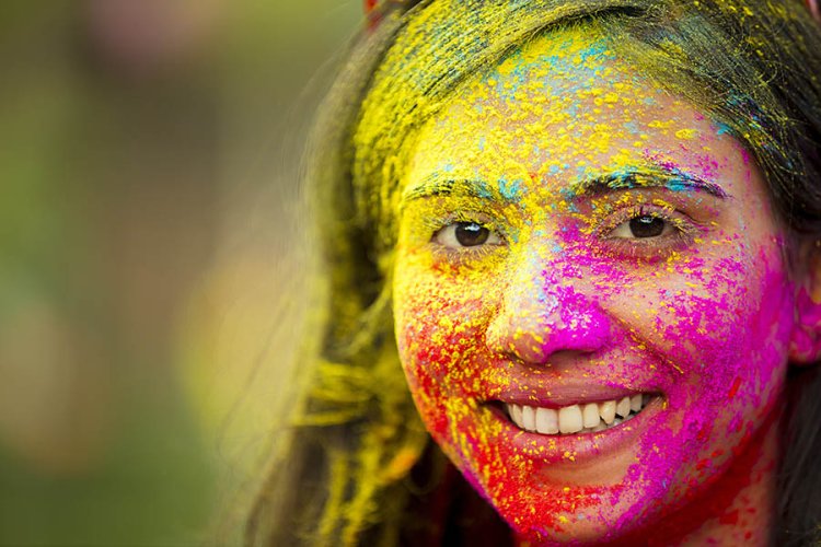 Holi Special: होली के रंग आप के चेहरे की रंगत ना चुरा ले, बरते ये सावधानिया और लगाए घर पर बना आर्गेनिक उबटन