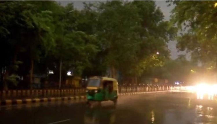 दिल्ली में तेज हवाओं के साथ झमाझम बारिश, बौछार ने किया गर्मी पर वार