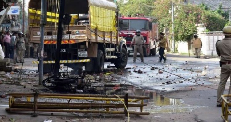 पेट्रोल-माचिस और बम लेकर आए थे हमलावर, धमाकों से दहलता रहा इलाका