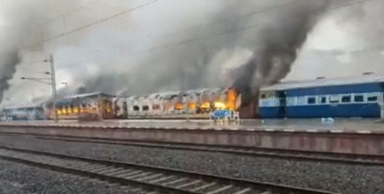 सुबह-सुबह शुरू हुआ प्रदर्शन : बलिया में गाड़ियों के शीशे तोड़े तो समस्तीपुर में पूरी ट्रेन जलाई