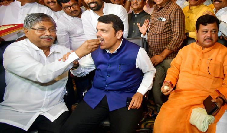 खुशियों की लहर : भाजपा कोर ग्रुप की बैठक के बाद महाराष्ट्र के मुख्यमंत्री पद पर लौट सकते हैं फडणवीस