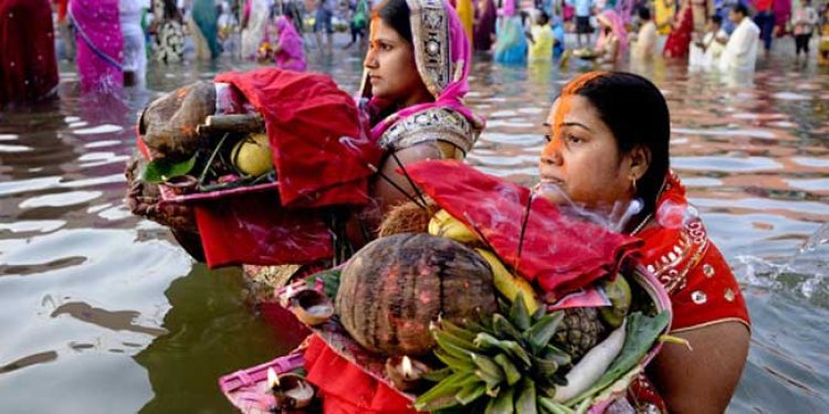 Chhath Puja 2020: जानें किस वजह से छठ पूजा में कमर तक पानी में खड़े होकर दिया जाता है अर्घ्य?