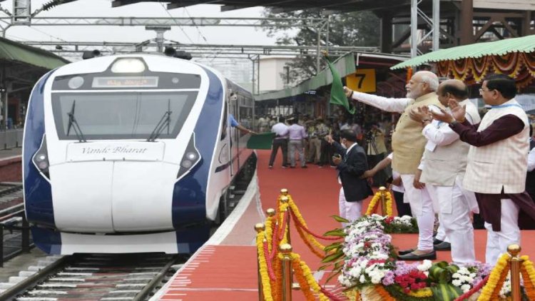 देश को पांचवीं वंदे भारत एक्सप्रेस ट्रेन की सौगात, पीएम मोदी ने हरी झंडी दिखाकर किया रवाना
