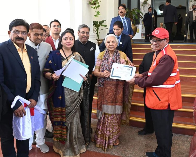 Lucknow : राज्यपाल ने दो पैथालॉजी टेस्टिंग वाहनों को अन्तर्राष्ट्रीय ख्याति प्राप्त संस्था किया दान