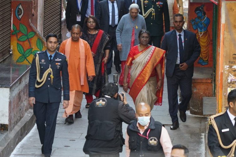 काशी पहुंची राष्ट्रपति द्रौपदी मुर्मू, लाल बहादुर शास्त्री एयरपोर्ट पर राज्यपाल समेत बीजेपी नेताओं ने किया स्वागत