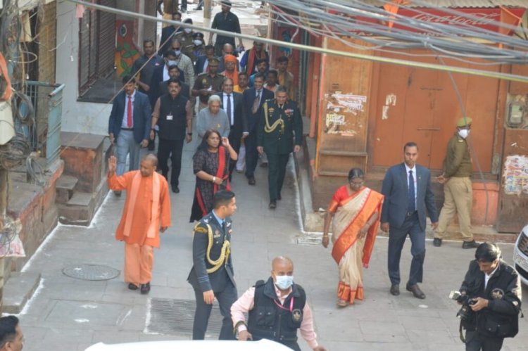 Varanasi LIVE:  राष्ट्रपति मुर्मू ने बाबा विश्वनाथ धाम में लगाई हाजिरी, शाम में देखेंगी गंगा आरती