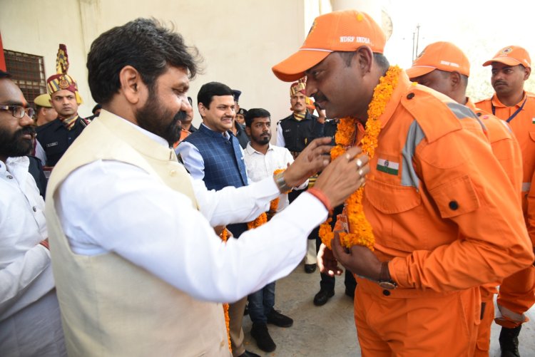 Varanasi : तुर्किए से “ऑपरेशन दोस्त” को सफल कर एनडीआरएफ बचावकर्मी पहुंचे वाराणसी, हुआ भव्य स्वागत