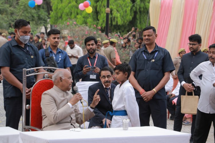 Varanasi : स्लम बच्चो से मिले पूर्व राष्ट्रपति रामनाथ कोविंद, बच्चों के साथ किया संवाद
