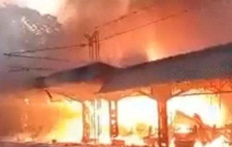 रेलवे स्टेशन पर लगी भयावह आग, प्लेटफॉर्म पर 20 दुकानें जलकर स्वाहा