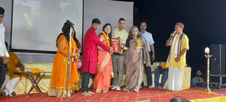 अखिल भारतीय कवि सम्मेलन का किया गया आयोजन, कवियों ने प्रस्तुति से बांधा समां