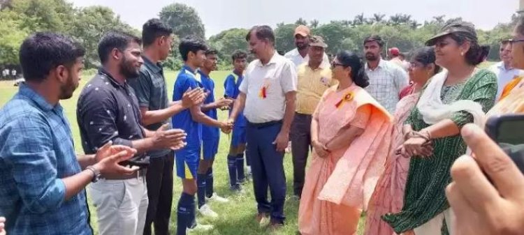 Varanasi news : सीएचएस बना अंतरविद्यालयीय फुटबाल प्रतियोगिता का चैंपियन, डीपीएस को हराकर जीता फाइनल