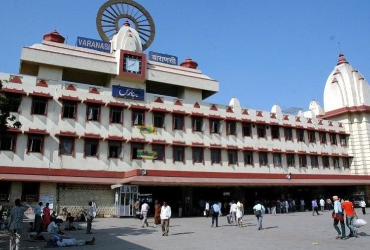Varanasi news: कैंट स्टेशन पर एक घंटे लिफ्ट में फंसा रहा फल वेंडर, मची खलबली