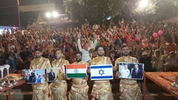 Varanasi news : दशाश्वमेध घाट पर इस्रराइल में मरने वालों की आत्मा की शांति और उनके मोक्ष के लिए हुई विशेष आरती