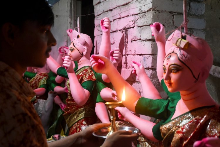 नवरात्रि खास: बनारस बना मिनी बंगाल, कहीं केदारनाथ कॉरिडोर तो कहीं राम मंदिर की झांकी