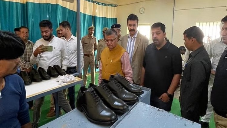 Agra News : जिला जेल के बंदी बनाएंगे जूते और पहनेगी पुलिस, आगरा में शुरू हुआ ऐसा जूता कारखाना