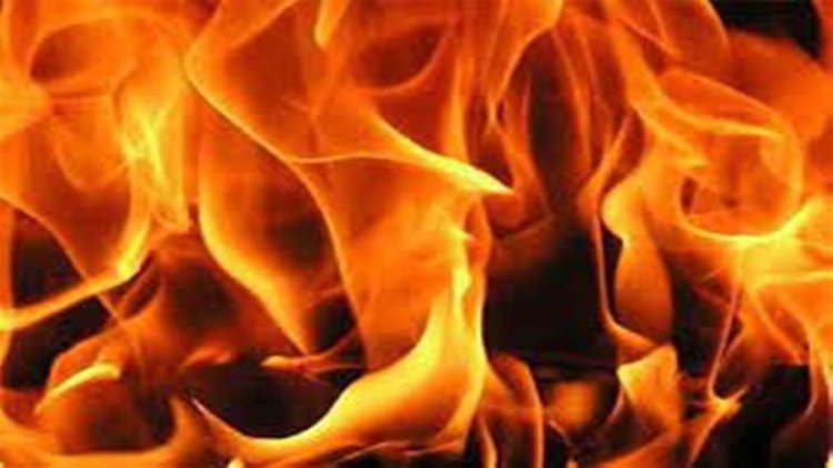 Varanasi news : महिला ने रास्ते का विवाद न सुलझने पर खुद को कर दिया आग के हवाले, हालत गंभीर