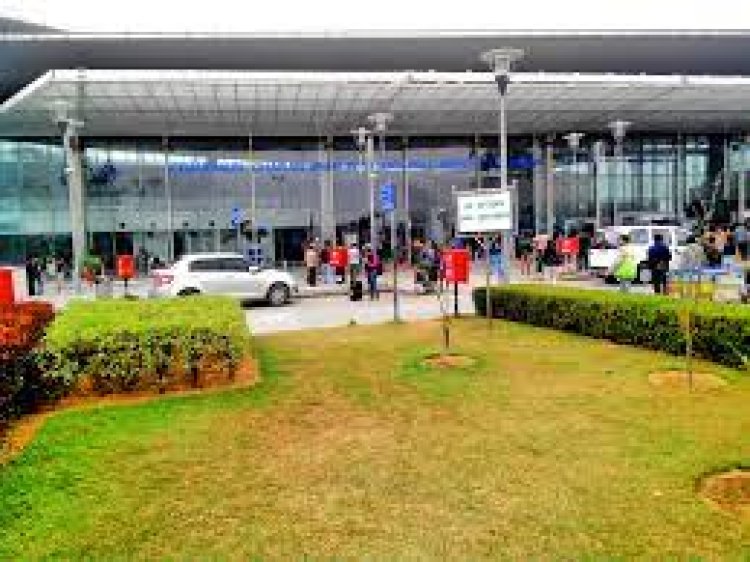 Lucknow News : एयरपोर्ट पर कस्टम ने पकड़ा 37 लाख का सोना, सेम डे तस्कर ने कराई थी फ्लाइट