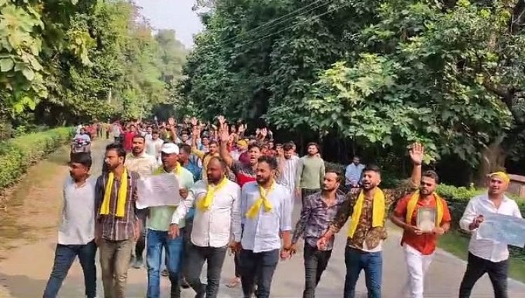 मामला गरमाया: बीएचयू के बंटवारे के खिलाफ भारी प्रदर्शन, क्लास बंद करके सड़कों पर उतरे छात्र