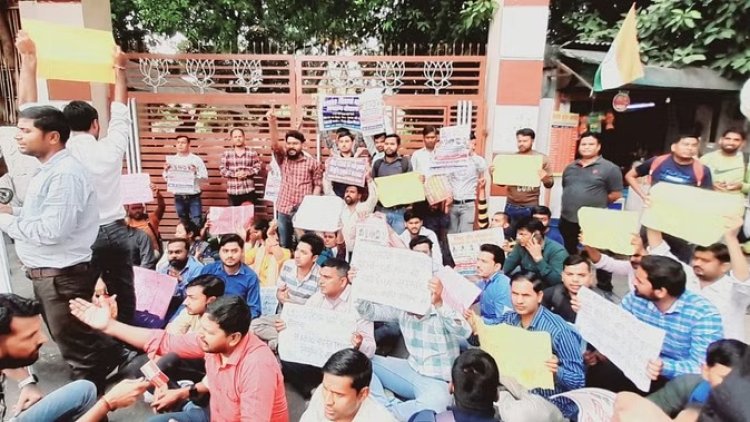 69000 शिक्षक भर्ती: नियुक्ति से वंचित अभ्यर्थियों ने भाजपा कार्यालय घेरा