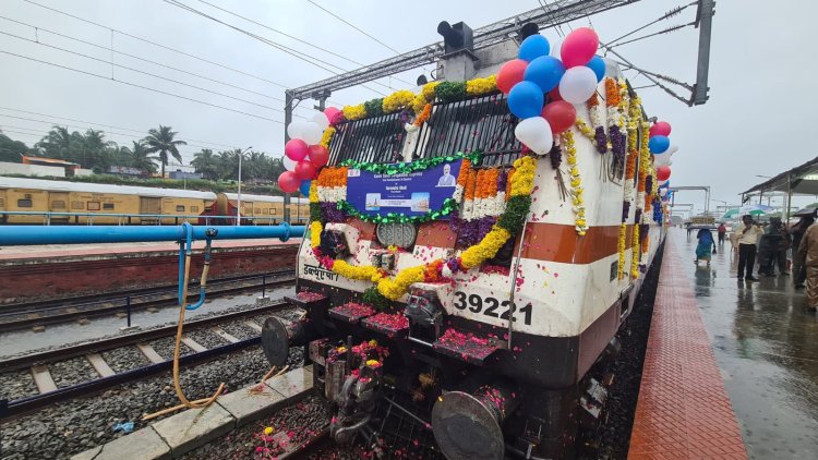 काशी से कन्याकुमारी को जोड़ने की हुई कवायत, पीएम नरेंद्र मोदी ने काशी तमिल संगमम् ट्रेन को दिखाया हरी झंडी